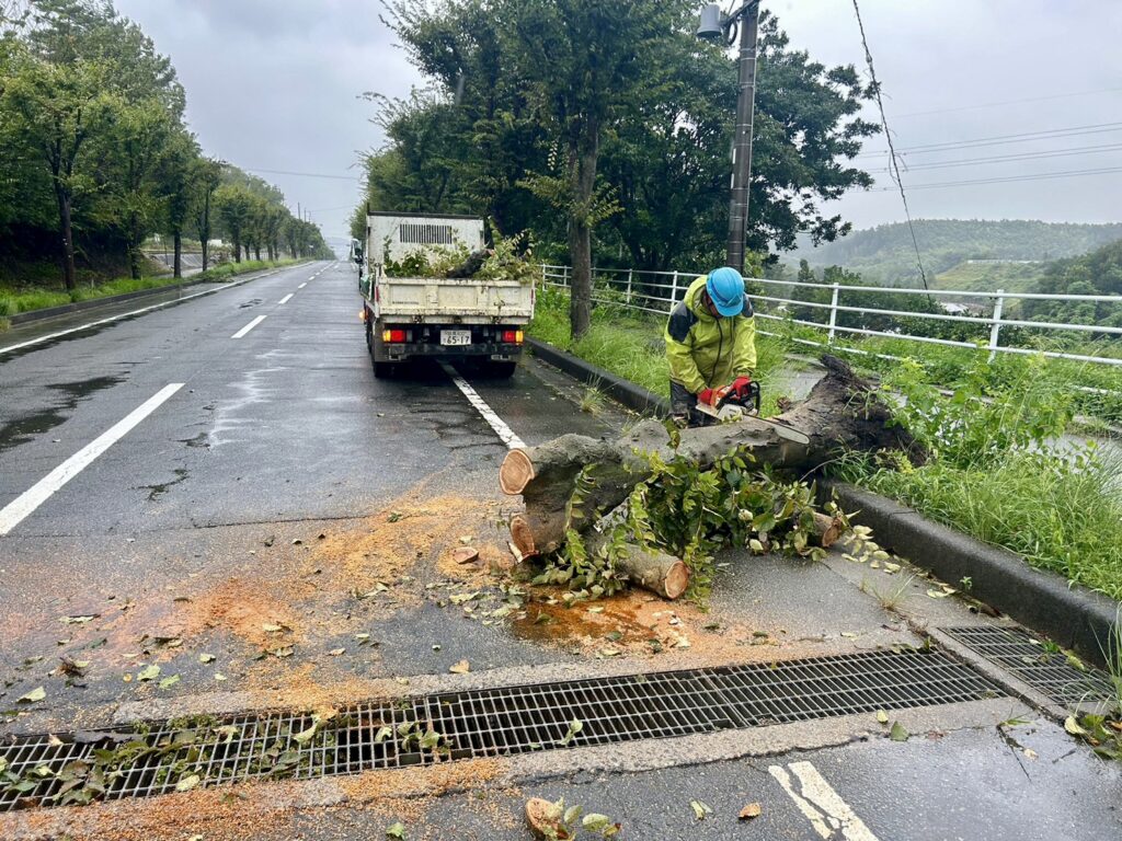 三重県 鈴鹿市 建設会社 土木 土木工事 造成工事 道路工事 宅地造成 河川工事 堰堤工事 舗装工事 排水路工事 擁壁工事 整地 重機 台風災害復旧作業