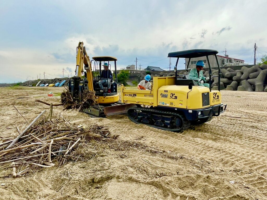 流木等 漂流物収集作業 三重県 鈴鹿市 土木一式工事 建設会社 土木 土木工事 造成工事 道路工事 宅地造成 河川工事 堰堤工事 舗装工事 排水路工事 擁壁工事 整地 重機