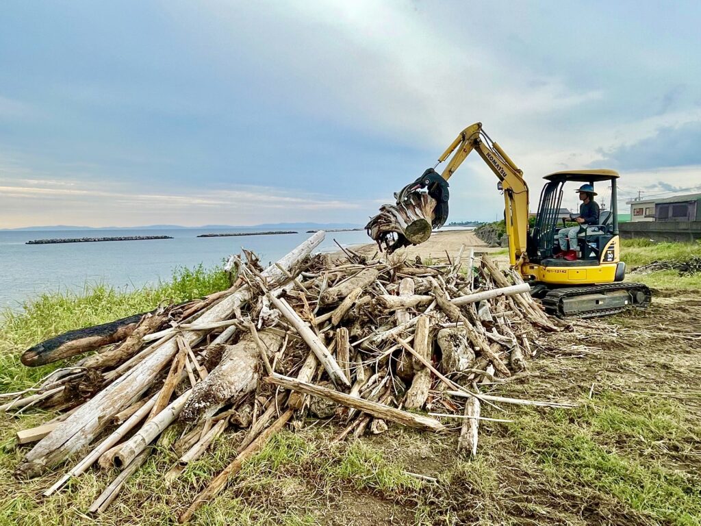 流木等 漂流物収集作業 三重県 鈴鹿市 土木一式工事 建設会社 土木 土木工事 造成工事 道路工事 宅地造成 河川工事 堰堤工事 舗装工事 排水路工事 擁壁工事 整地 重機