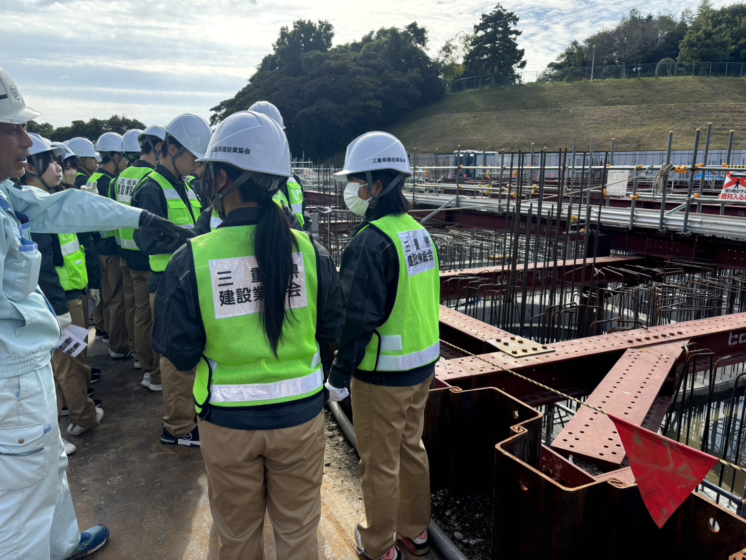 三重県 鈴鹿市クリーンセンター 高校生建設現場見学会 建設会社 土木 土木工事 造成工事 道路工事 宅地造成 河川工事 堰堤工事 舗装工事 排水路工事 擁壁工事 整地 重機