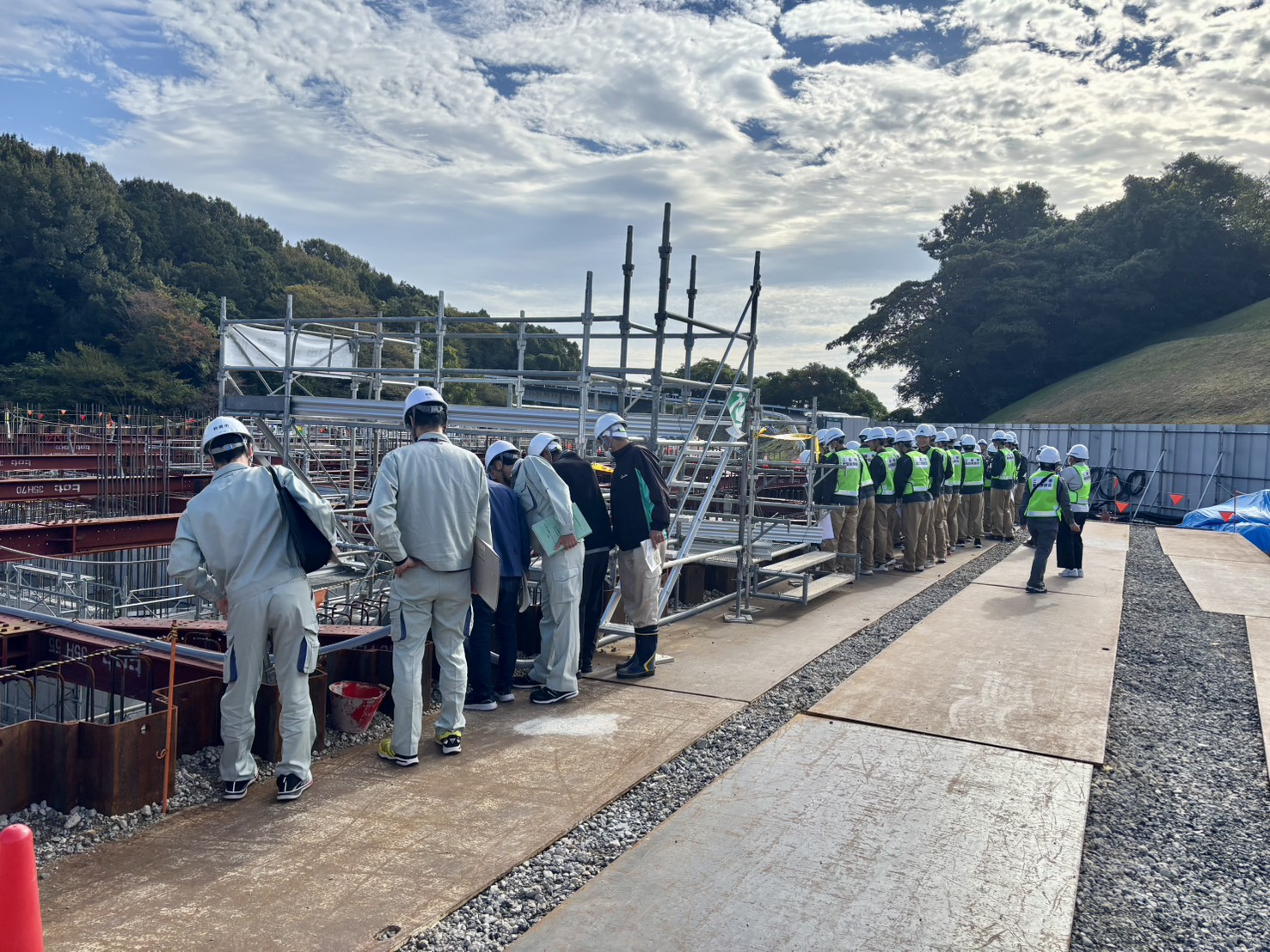 三重県 鈴鹿市クリーンセンター 高校生建設現場見学会 建設会社 土木 土木工事 造成工事 道路工事 宅地造成 河川工事 堰堤工事 舗装工事 排水路工事 擁壁工事 整地 重機