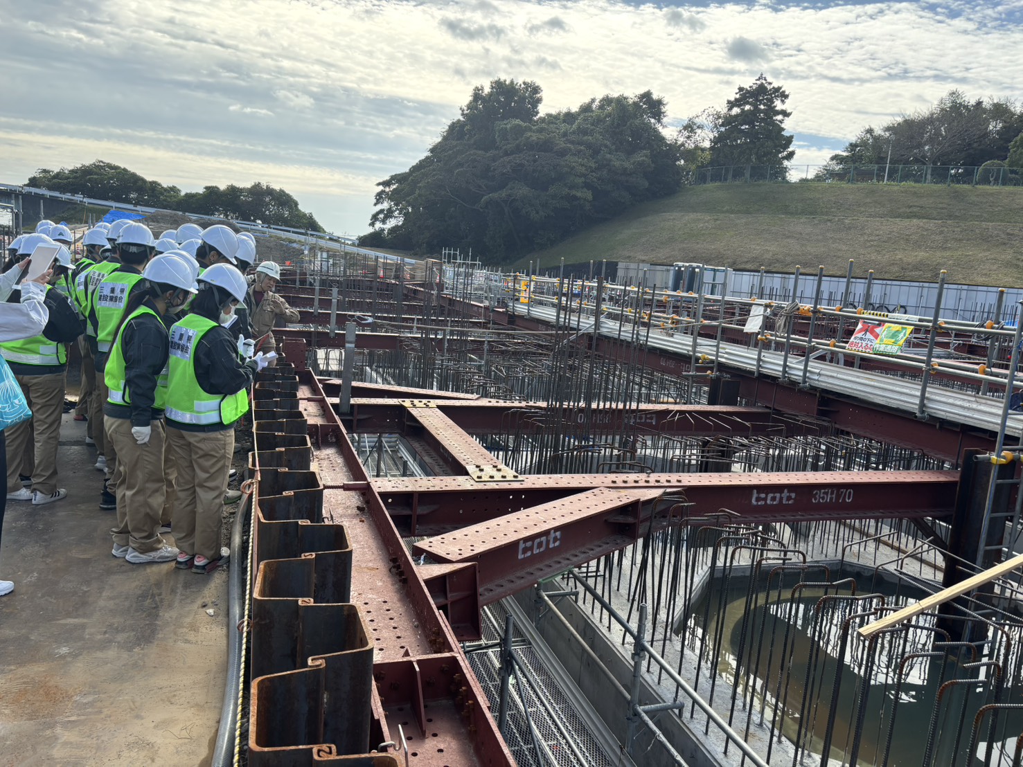 三重県 鈴鹿市クリーンセンター 高校生建設現場見学会 建設会社 土木 土木工事 造成工事 道路工事 宅地造成 河川工事 堰堤工事 舗装工事 排水路工事 擁壁工事 整地 重機
